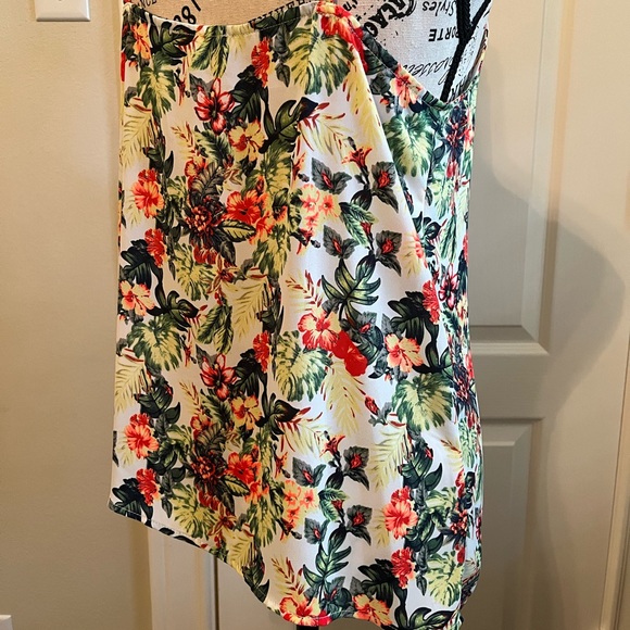 Skies are Blue - Elendil V-Neck Tank. Size Medium - Picture 16 of 16